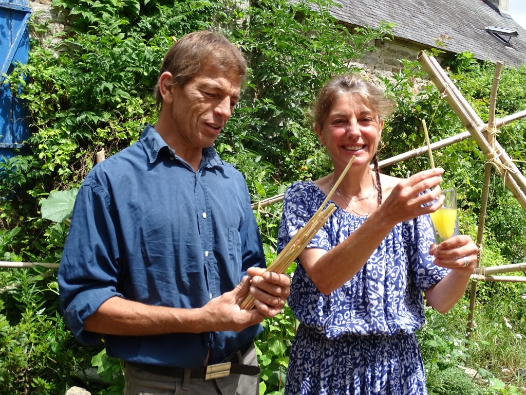 Yves, Gaëlle et les pailles